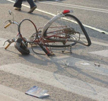 Biciclist, accidentat pe DN2A